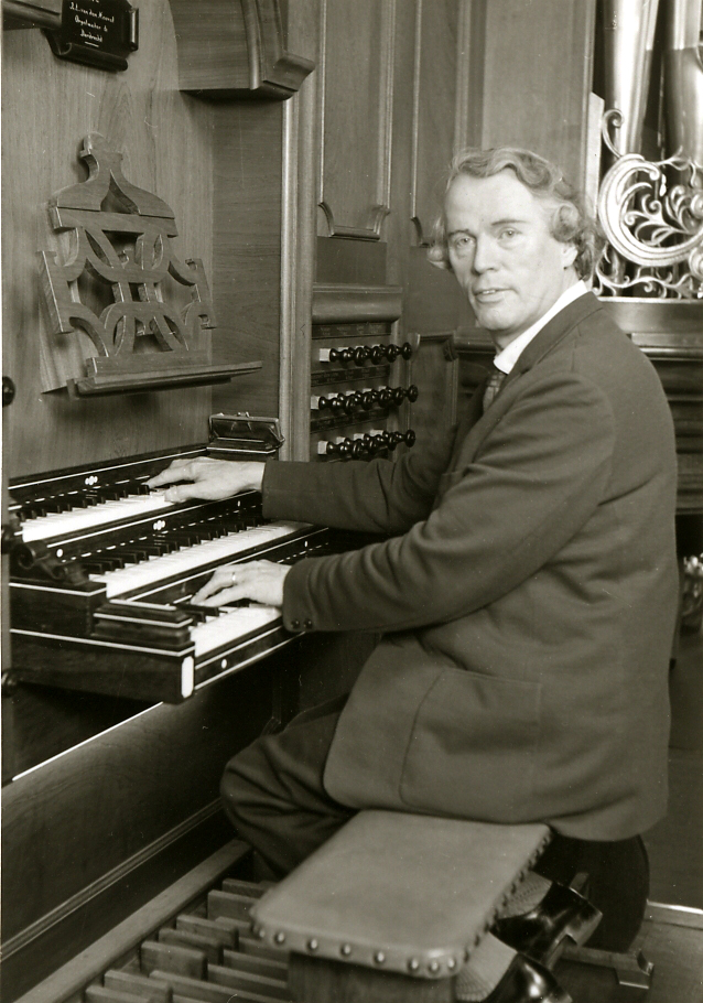 Piet van Egmond aan het Van den Heuvel-orgel in de Singelkerk te Ridderkerk